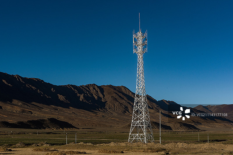 西藏高原的通讯塔，图片素材