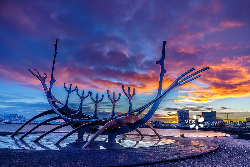 冰岛-雷克雅未克的海盗船地标与城市在日出的朝霞中图片素材