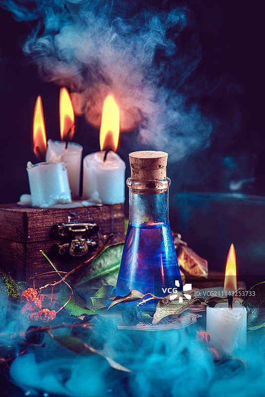 魔法静物：药草、药剂与玻璃瓶图片素材