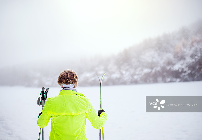 老年妇女越野滑雪图片素材