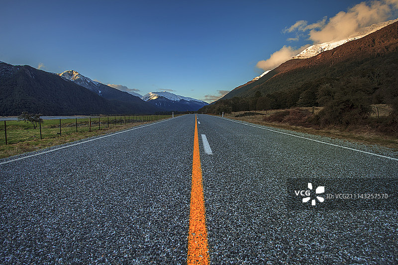 新西兰国家公园内的公路图片素材