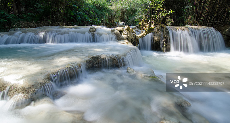光西瀑布图片素材