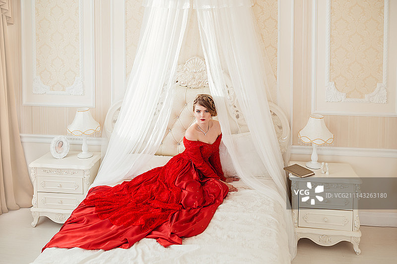 身穿红色连衣裙的漂亮女人图片素材