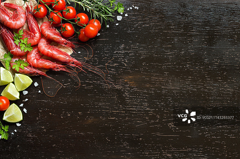 生虾配番茄、酸橙和香草图片素材