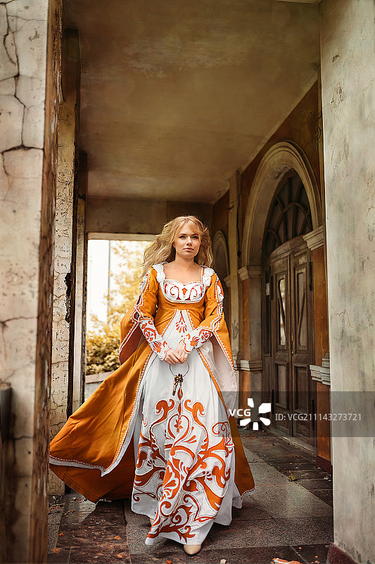 身着中世纪服装的女士图片素材