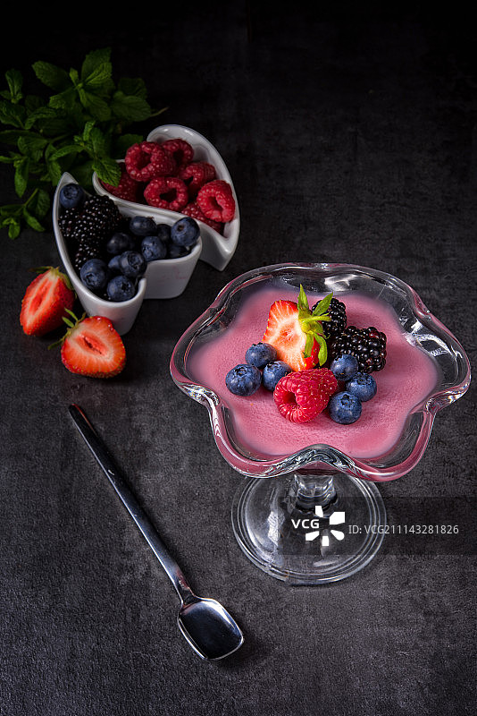 美味野生浆果布丁图片素材