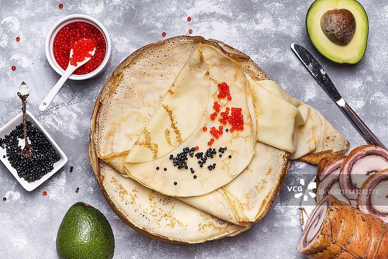 搭配三文鱼鱼子酱的薄烤饼图片素材