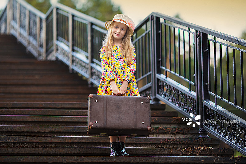 拉着行李箱的可爱女孩图片素材