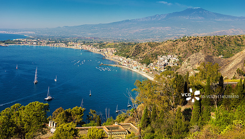 从陶尔米纳眺望埃特纳火山图片素材