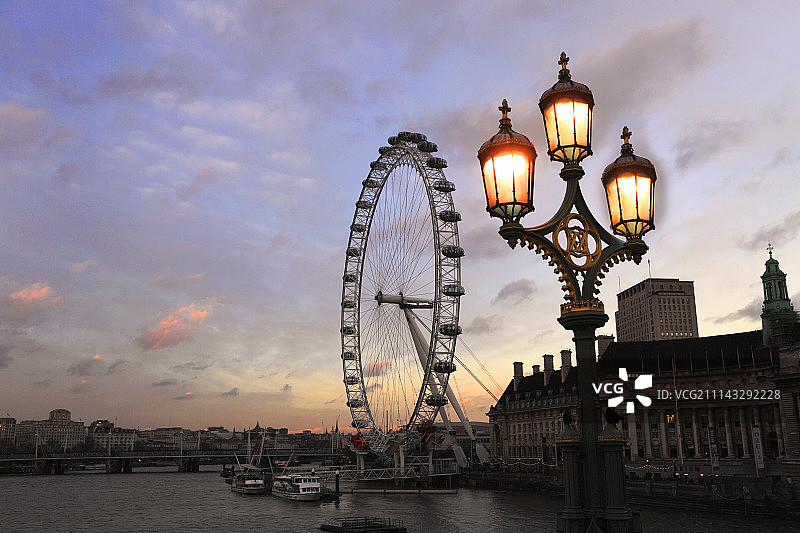 夏日落日下的伦敦眼或千禧摩天轮图片素材