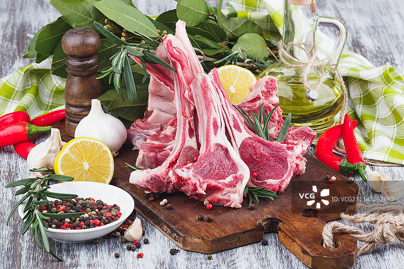 木板上的生羊排图片素材