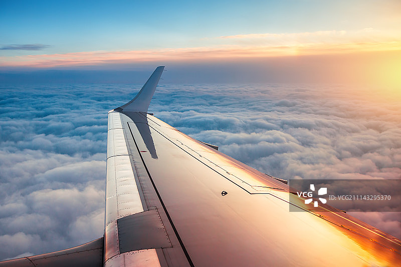 飞机舷窗视角下的云层图片素材