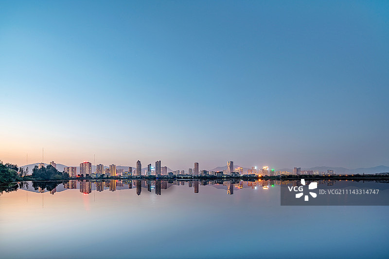 中国福建省莆田市滨水城市天际线图片素材