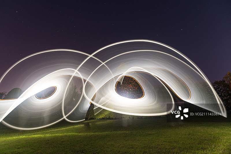 光绘夜晚公园星空下图片素材