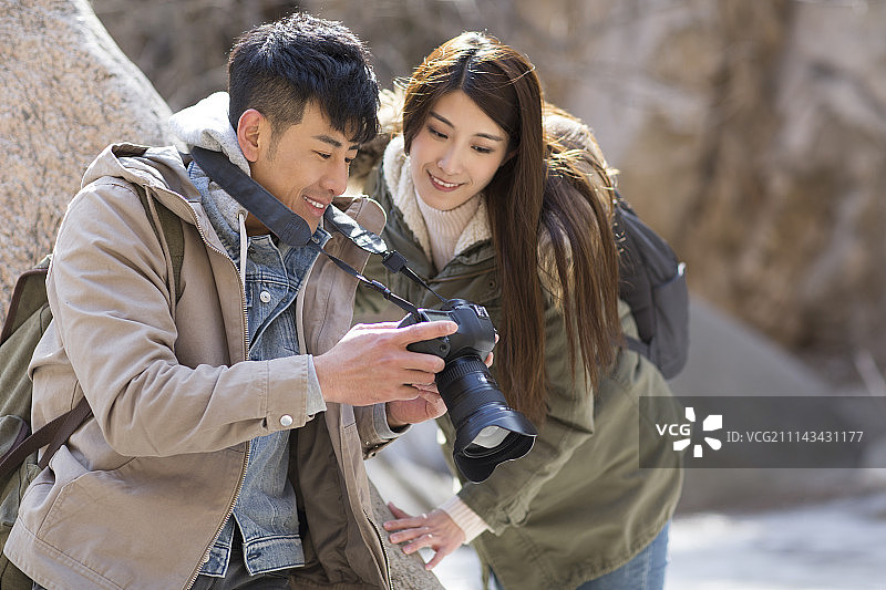 快乐年轻情侣户外用相机拍照图片素材