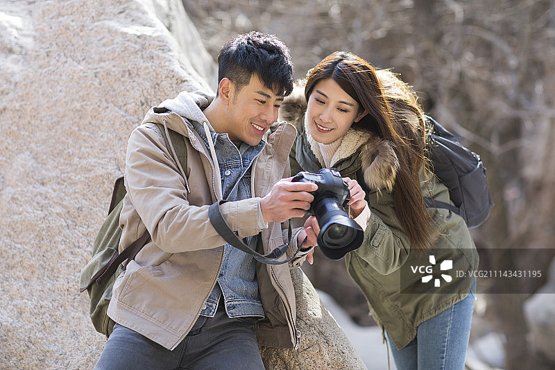 快乐年轻情侣户外用相机拍照图片素材