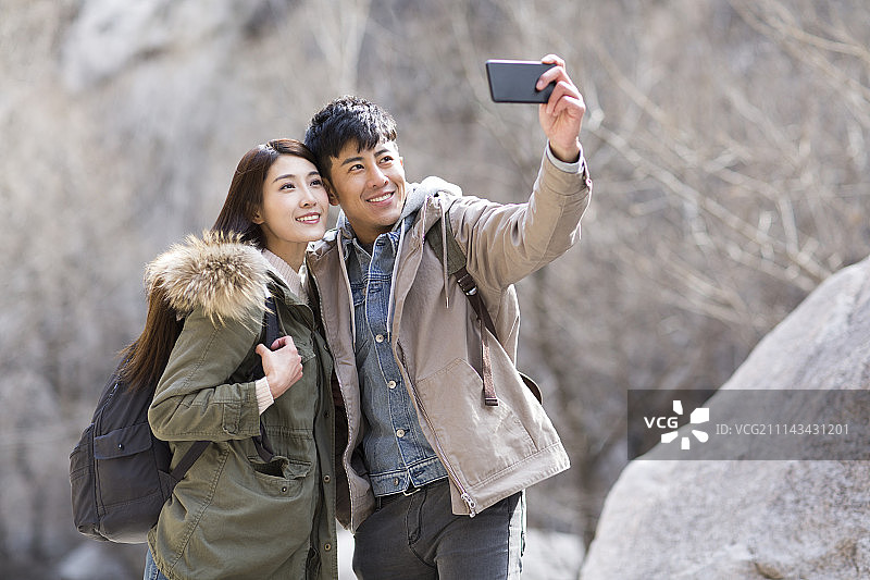 冬日出游的快乐年轻情侣自拍图片素材