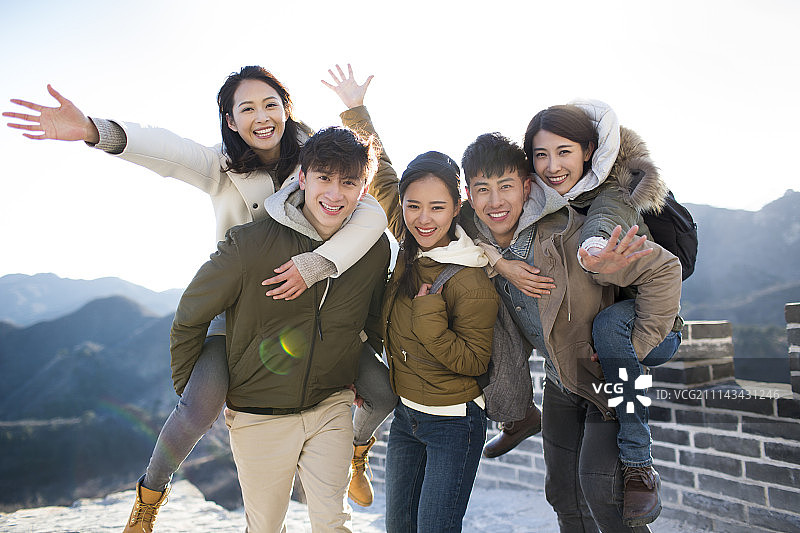 快乐年轻人游长城图片素材