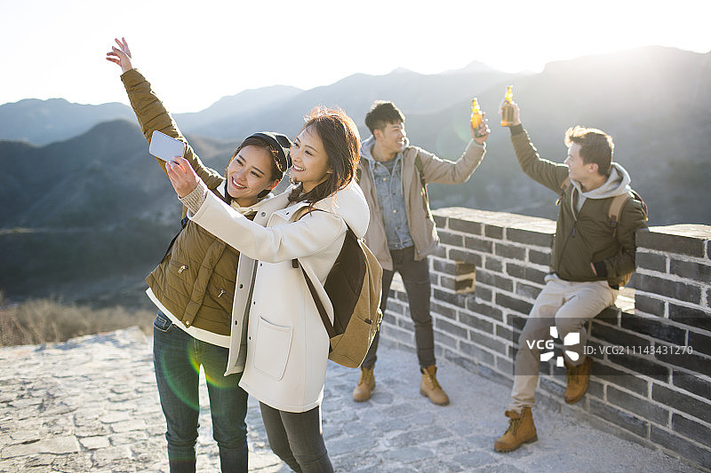 快乐年轻人在长城玩耍图片素材