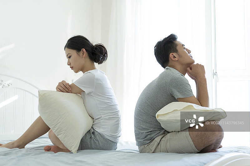 年轻情侣闹别扭图片素材