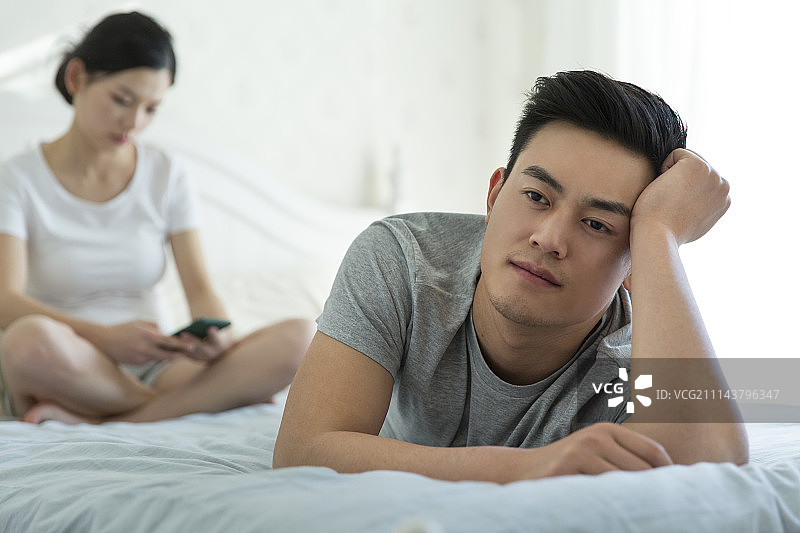 年轻情侣闹别扭图片素材