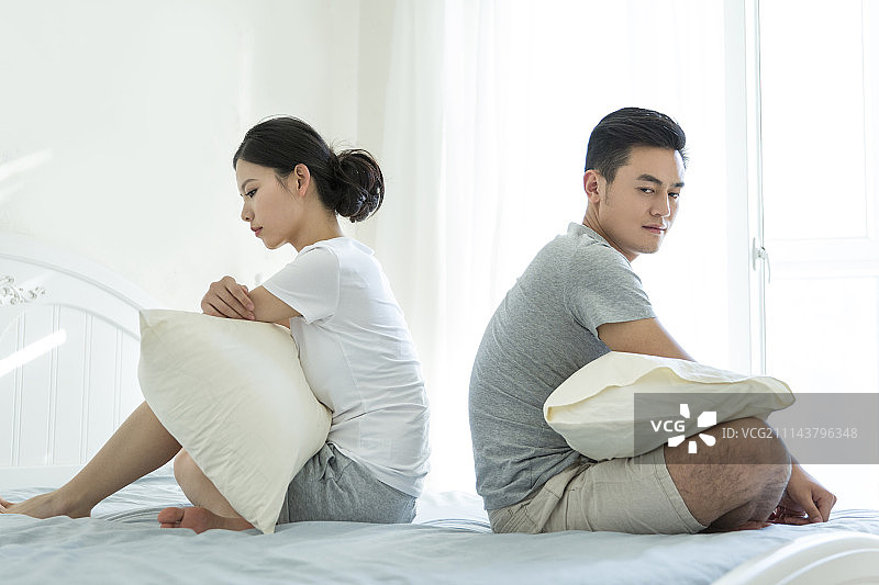 年轻情侣闹别扭图片素材