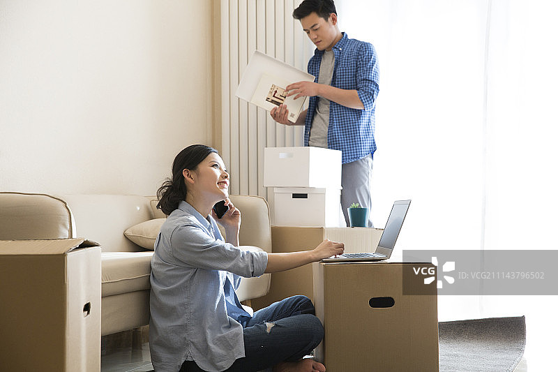 年轻情侣一起搬家图片素材