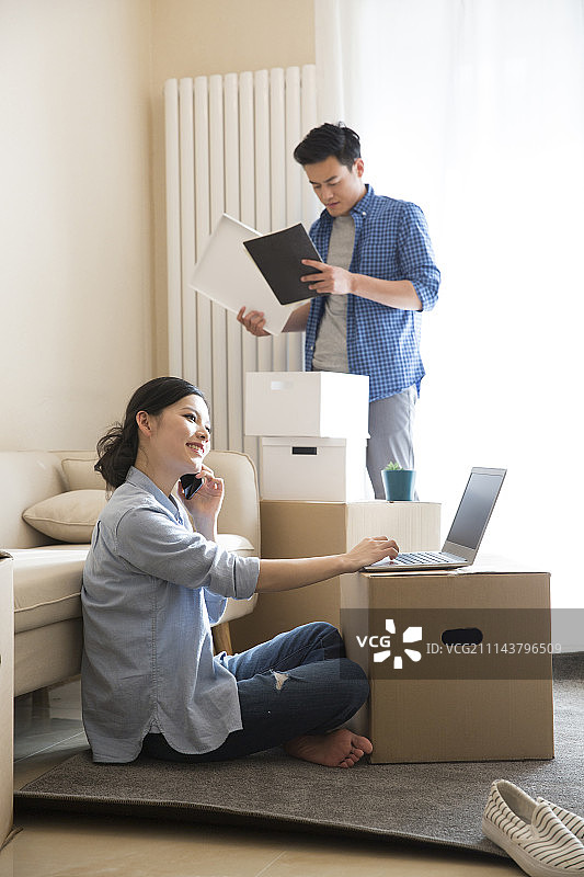 年轻情侣一起搬家图片素材