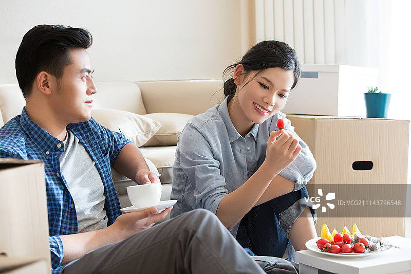 悠闲的年轻情侣图片素材