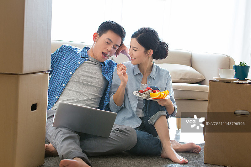 悠闲的年轻夫妇图片素材