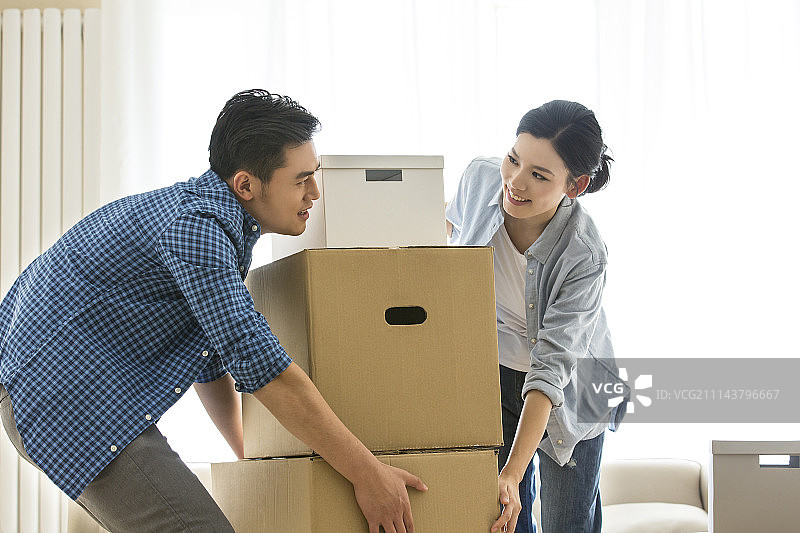 年轻情侣搬家图片素材