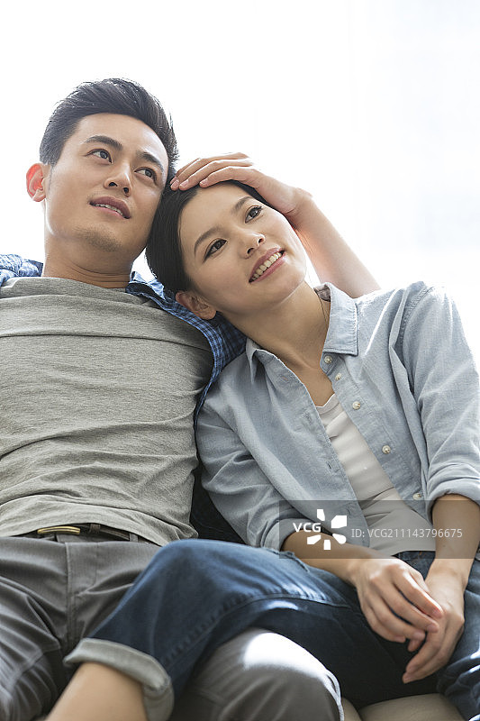 年轻情侣在客厅休息图片素材