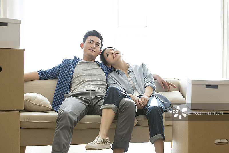 幸福的青年情侣在客厅休息图片素材