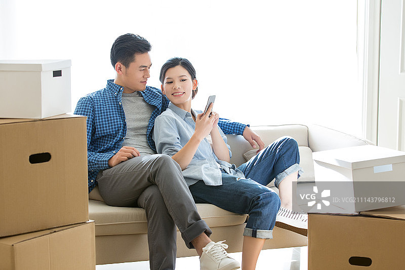 年轻情侣在看手机图片素材