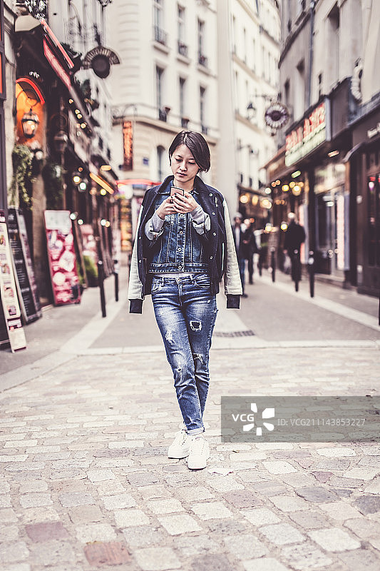 年轻中国女子在拉丁区玩耍图片素材