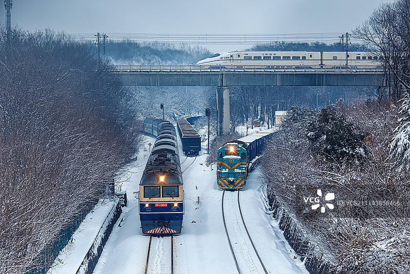 南京宁芜铁路四车交汇雪景图片素材