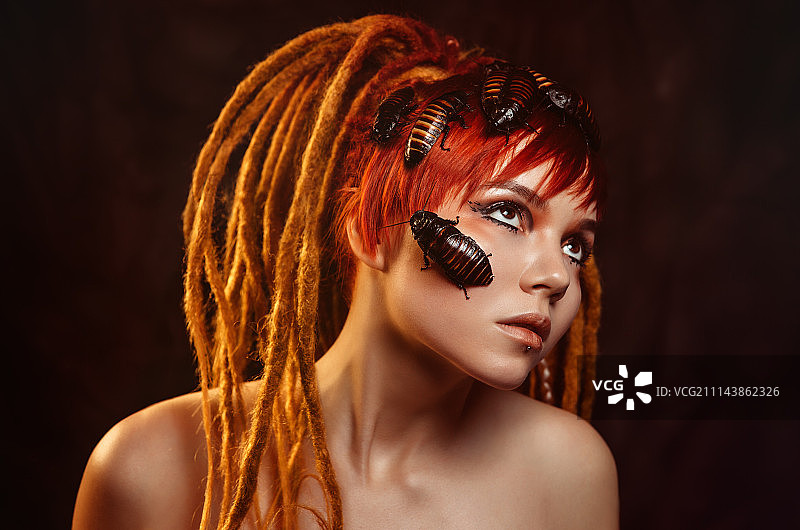 年轻女子与蟑螂的肖像图片素材