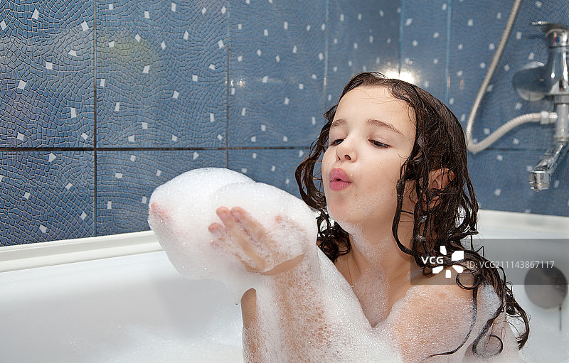 吹泡泡的小女孩图片素材