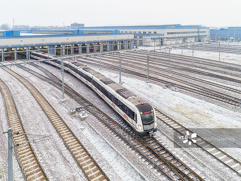 雪中行进的列车航拍高清图图片素材