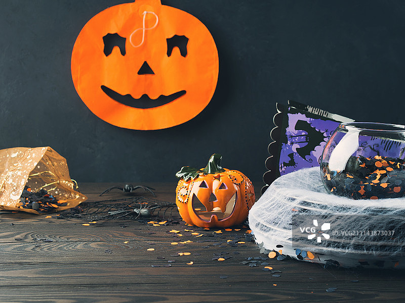 深色背景上的万圣节符号图片素材