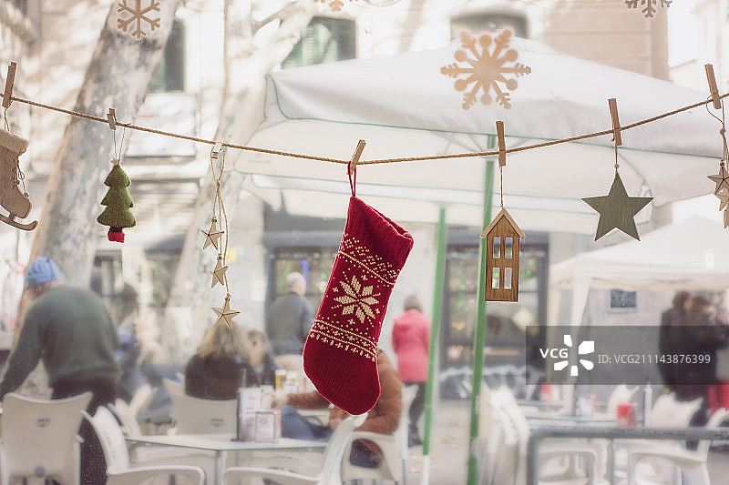 窗户玻璃上的圣诞装饰花环图片素材