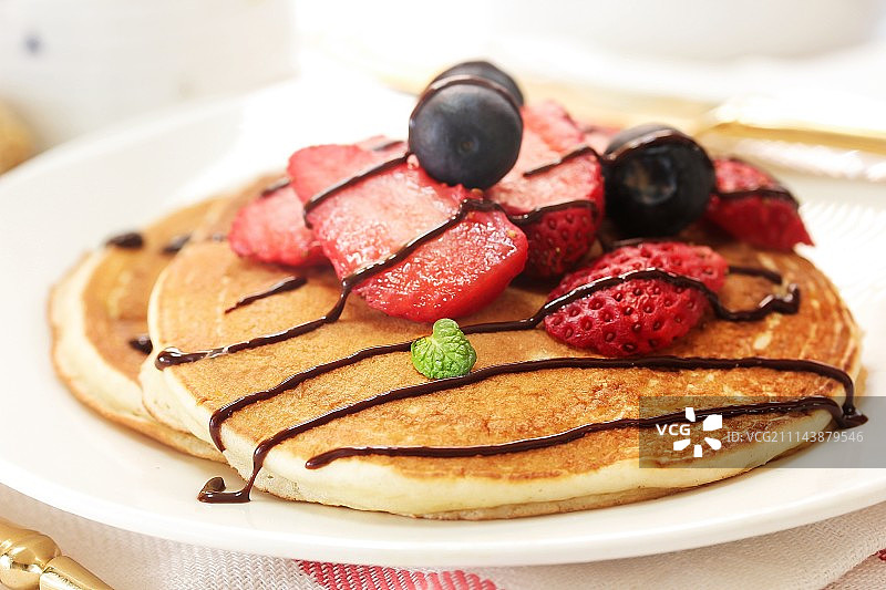 自制蓬松酸奶油煎饼（搭配新鲜草莓和蓝莓）图片素材