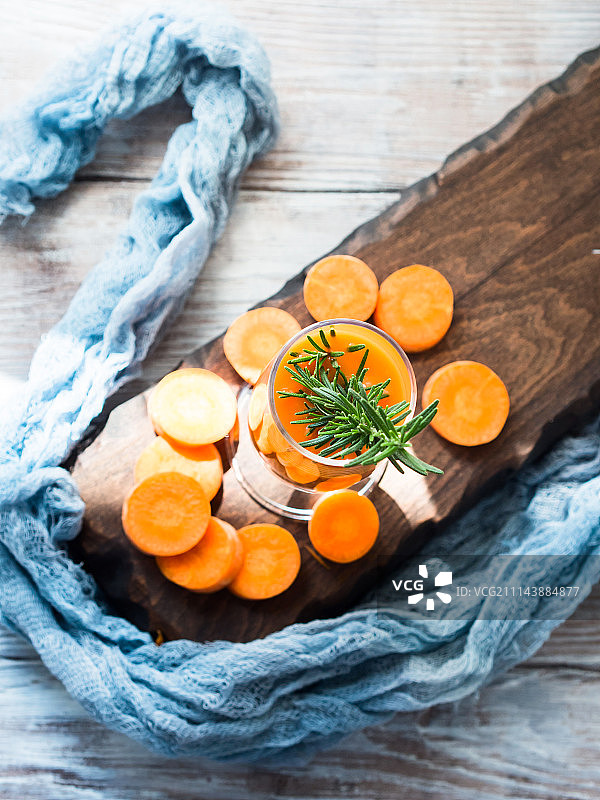 木板上的橙色胡萝卜汁图片素材