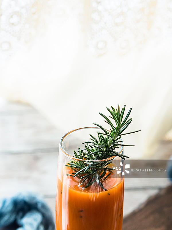 木板上的橙色胡萝卜汁图片素材