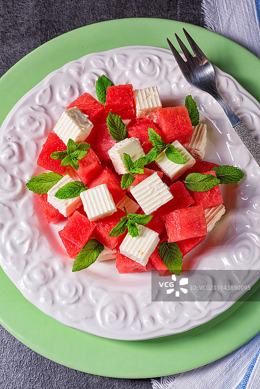 西瓜、菲达奶酪和新鲜薄荷希腊沙拉图片素材