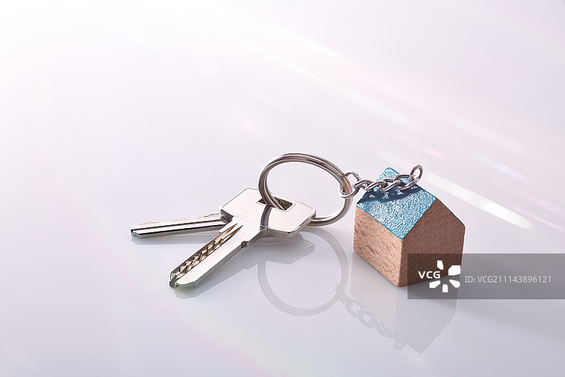 白色背景上的房屋钥匙链图片素材