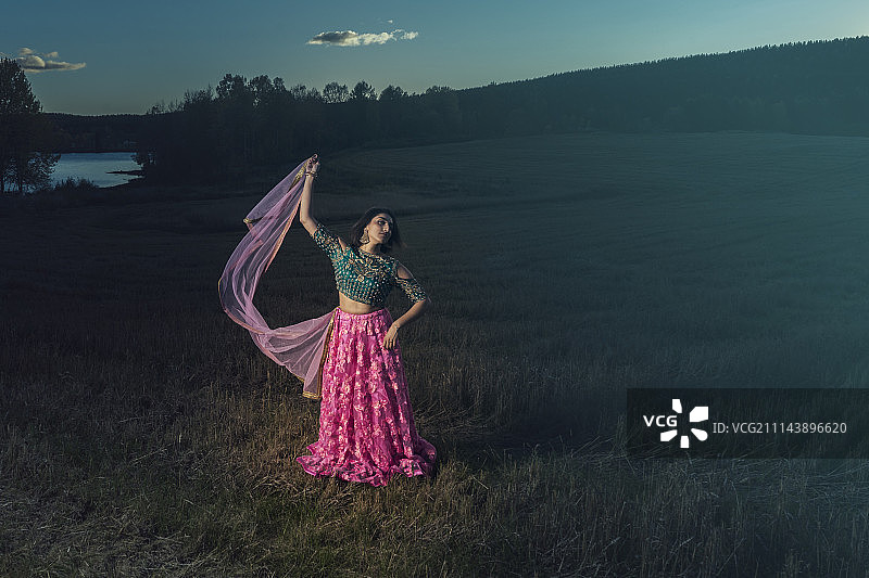 穿着纱丽的女孩图片素材