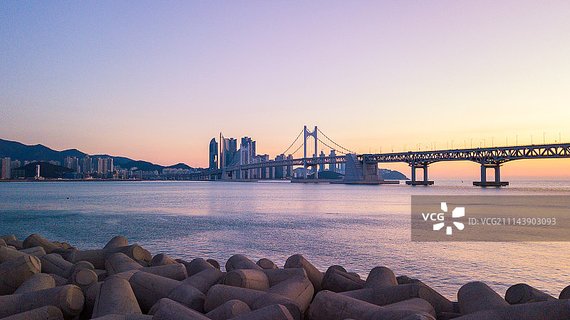 日出时分的广安大桥和海云台鸟瞰，韩国釜山图片素材