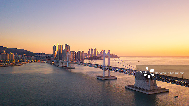 日出时分的广安大桥和海云台鸟瞰，韩国釜山图片素材