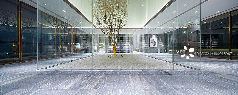 大厅中的玻璃天井图片素材
